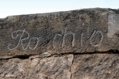 Quader aus der erhaltenen Sandsteinabdeckung mit Inschrift, Bedeutung und Erstellung noch unbekannt