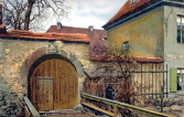 Brücke über den Mühlgraben mit nicht mehr nutzbarer Toreinfahrt zum 1. Hof, um 1910