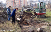 Gespannt verfolgen die Landschaftsarchitektinnen Frau Schüler und Frau Klose den Bodenaushub, 2007