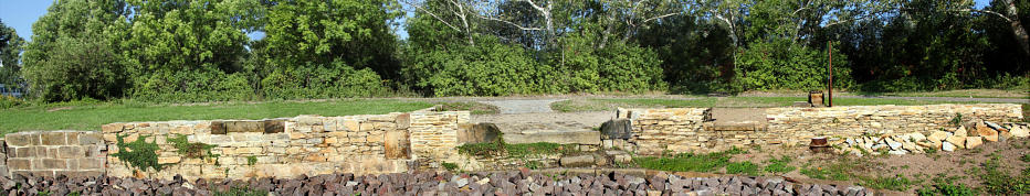 Linke Ufermauer nach Wiederauffüllung des Mühlgrabenbetts, in der Mitte die ehem. Torbrücke, weitere Details zu den Mauerresten siehe Fotos oben, September 2014