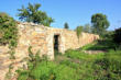 1829 errichtete, heute noch teilweise erhaltene Einschlussmauer des Pulvermühlengrundstückes mit Schlupfpforte zum alten Weg „Am Weißeritzmühlgraben“ Blick stadtwärts, Sept. 2014