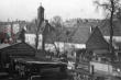 Ansicht des Pulvermühlengeländes aus Richtung Nossener Brücke um 1920, im Hintergrund ein Dreifuß, wie ihn die Brunnenbauer benutzen, vermutlich wurde damit die Sandsteinplatte vom (?) oder auf den Brunnenschacht gehoben, in dem zuvor die verkohlten Getre