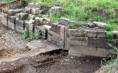 Ehemaliger Standort des Körnermaschinenhauses flussabwärts, hier der Wassereinlauf des Freigerinnes, unten die Reste der ehemaligen Holzkonstruktion des Wasserbettes, 2008