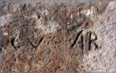 Inschrift in den Sandsteinquadern bei der Torbrücke, jetzt wieder unter Flusskies und Steinen konserviert