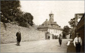 Weg "Am Weißeritzmühlgraben" um 1910, stadtwärts gesehen, links ein Teil der Einschlussmauer von 1829, siehe auch Foto unten