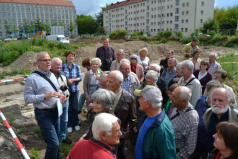 Der Autor spricht zur Geschichte des einst hier hindurchfließenden Weißeritzmühlgrabens 