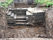 Blick in ein Teilstück des freigelegten Mühlgrabens mit Treppe, wurde Ende Juli wegen Verlegung einer Abwassertrasse weggebaggert, angelegt vermutlich Ende des 19. Jahrhunderts 