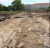 Sandsteingewölbe des Mühlgrabens unter der ehemaligen Orangerie, wurde nicht freigelegt, vermutlich durch Sprenggranate teilweise zerstört, Blick zur Straße "Am Herzoging Garten"