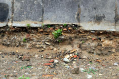 rechte Ufermauer im Sohlebereich, Sicherungsmaßnahme durch Vorsetzen von Sandsteinplatten im Sockelbereich, darunter eingeschwemmtes Materieal
