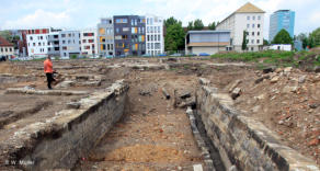 Kleiner Kanal im Mühlgraben rechts, vermutlich zur Ableitung des Regenwassers nach Verfüllung des Grabens, vor der Freilegung mit schräggestellten Sandsteinplatten abgedeckt, siehe weitere Fotos, Mai 2014