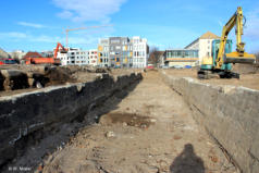 2014 freigelegter Weißeritzmühlgraben, Blick flussabwärts zur Straße "Am Herzogin Garten", Grabenbreite Oberkante ca. 4 m, Sohlenbreite ca. 3,50 m, Tiefe ca. 2,80 m, Wasserstand normal ca. 30 cm, Durchfluss 3160 Liter Wasser pro Sekunde