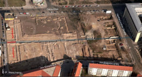 Blick Richtung Ostra-Allee auf die inzwischen abgeschlossenen Grabungen im sog. "Herzogin Garten". Vorn die Grundmauern ehemaliger Gewächshäuser, anschließend durchschneiden die Ufermauern des  ehemaligen Weißeritzmühlgrabens das Areal von rechts kommend 