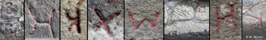 Kleine Auswahl von Steinmetzzeichen aus den Ufermauern des ehemaligen Weißeritzmühlgrabens im Herzogin Garten, vor Ort mit roter Kreide nachgezogen
