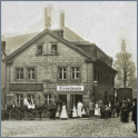 Im 19. Jh. baulich verändertes Neues Hofschlachthaus, hier kurz vor dem Abbruch 1893, Blick aus der Zwingerstraße in Richtung Ostra-Alle mit Kronentor des Zwingers, sichtbar auch das Dach des Silberhammers mit den beiden hohen Schornsteinen 