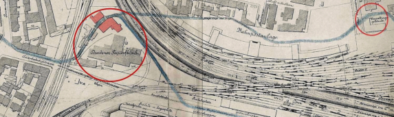 Papiermühle um 1892 rot , daneben die neue Papierfabrik, oben der Verlauf des Mühlgrabens von der bereits beseitigten Kunadmühle (rechts) zur Papierfabrik links, unten der Verlauf des Mühlgrabens ab 1895 in Gewölben unter dem Güterbahnhof