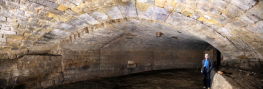 Das große Sandsteingewölbe unter der Weinlingschen Reithalle (Theaterwerkstätten Ostra-Allee, Blick flussaufwärts