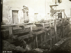 Bilderserie vom Abbruch der vier alten, schmalen oberschlächtigen Wasserräder und Sanierung der Radgrube zum Einsetzen eines breiten Rades, um 1910